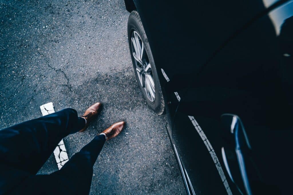 Voiture électrique homme d'affaires