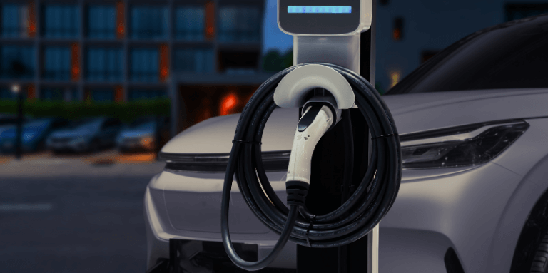 voiture électrique grise en charge
